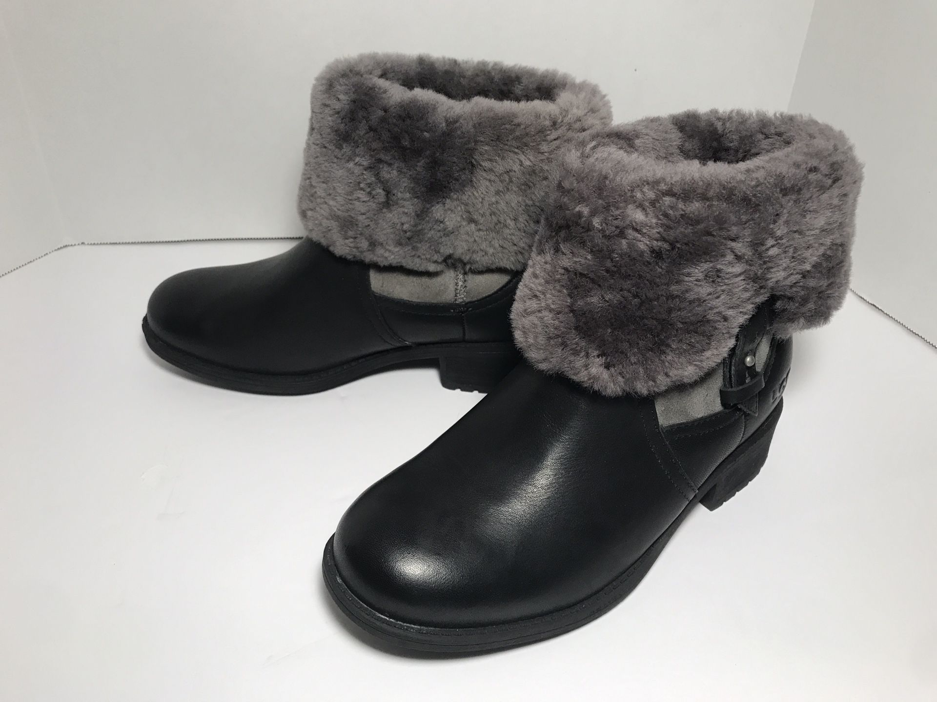 UGG CHYLER Boots size 5.5 US  S/N 1012524 W