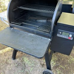 TRAEGER REDLAND PELLET GRILL SMOKER WITH WI-FI TECHNOLOGY 