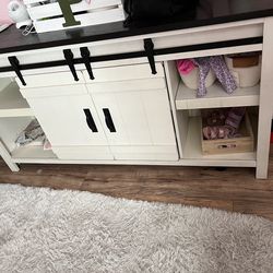Entertainment/ dresser
