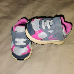 #17• Little Girls Sneakers Size 3 • by Nike