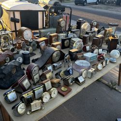 Huge, A Lot Of Vintage And Antique Clocks