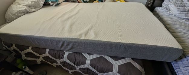 Twin sized memory foam gel mattress. 8 inches thick.