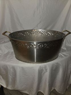 Decorative ice bin for beverages