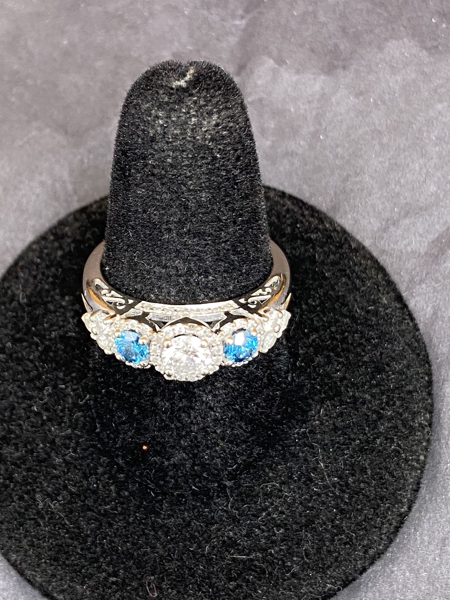 Round White/blue Diamond Ring