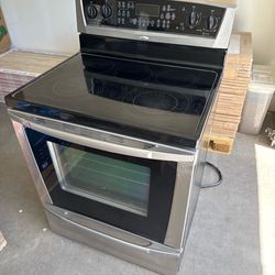 Whirlpool Electric Range/Oven – Glass Top – Works Great