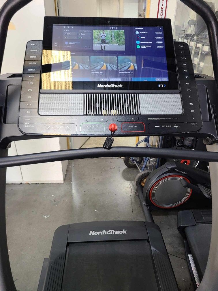 Nordictrack X22i - Incline trainer treadmill- store display model- 28 hours of use - 1500$