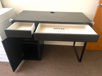 Escritorio IKEA en excelente estado- Color black brown
