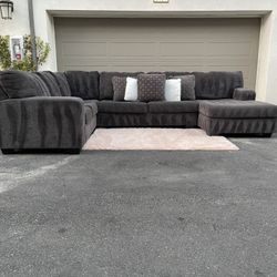 Huge Dark Grey Sectional Couch Sofa From Ashley Furniture In Excellent Condition - FREE DELIVERY 🚚
