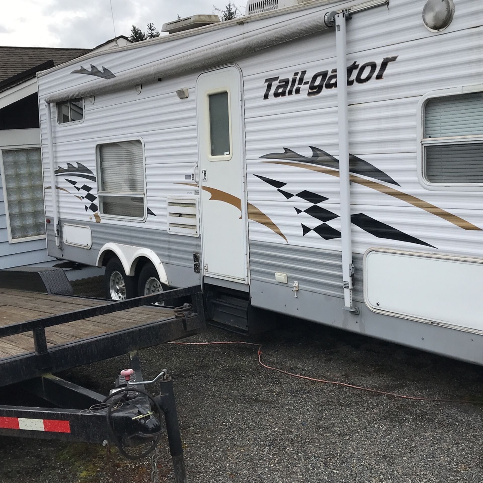 2005 28’ Tailgater Toy hauler By Keystone 