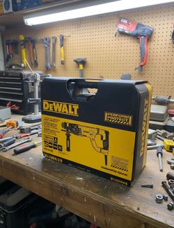 NEW DeWalt 1-1/8" SDS Plus Rotary Hammer Kit - D25263K