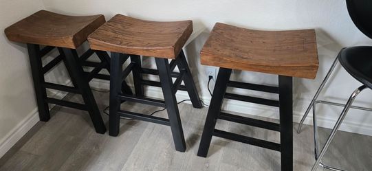 Nice heavy wood barstools!!