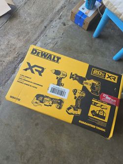 Dewalt 20v 4 Tool combo New battery and charger included  $400 price is there firm/ nueva precio firme $400