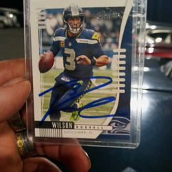 AUTHENTICATED AUTOGRAPH RUSSELL WILSON 