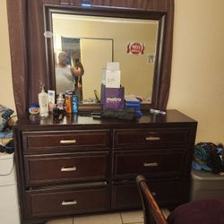Dresser And Queen Size Bed Freeeeee