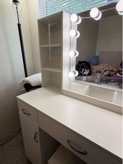Makeup vanity