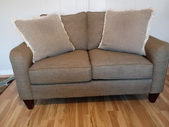 La Z-Boy loveseat w/reversible pillows