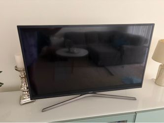 40in Samsung TV or Monitor with a Stand