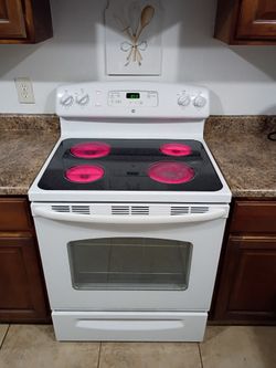GE White Electric Stove