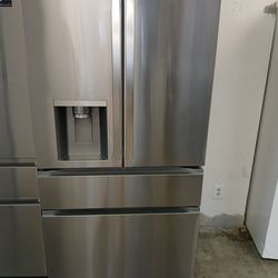 LG SMART 2025 STAINLESS STEEL 4 DOOR REFRIGERATOR WITH CRAFT ICE / small dents