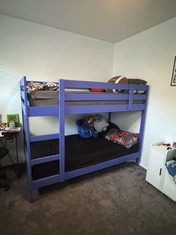 Wood bunk bed