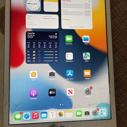 iPad 7th 126gb  Cracked Screen. 