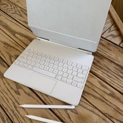 Apple iPad Magic Keyboard & Apple Pencil