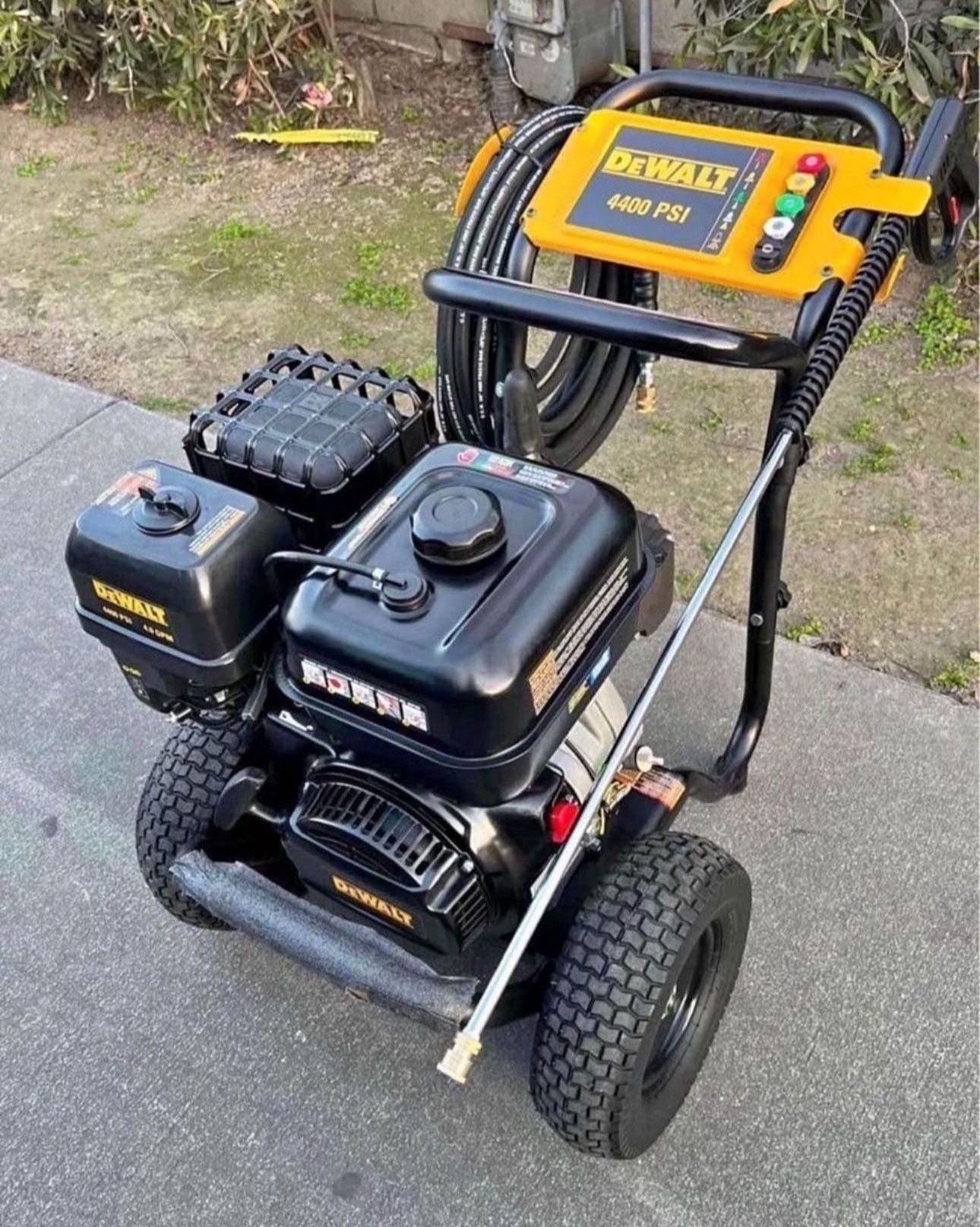 DEWALT 4400 PSI 4.0 GPM Cold Water Gas Pressure Washer