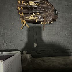 Mizuno Softball Glove