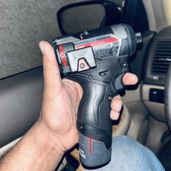 MILWAUKEE M12 1/4 HEX IMPACT DRIVER W/2.5 High Output Battery 