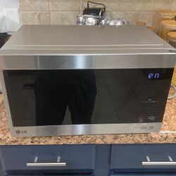 LG - NeoChef 0.9 Cu. Ft. Compact Microwave 