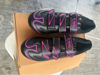 BRAND NEW TENNIS SHOES SIZE 39 IN USA 8.5- 9