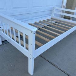 Hard Wood Twin Size Bed Frame It is for mattress dimensions:75”x38” In good Condition Great work Located in North Fontana