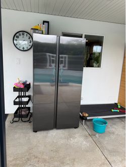 Samsung refrigerator/freezer. Works perfect. Has some scratches/dents