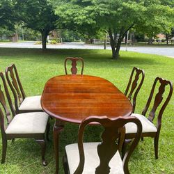 Queen Anne Style Dining Table With 6 Chairs