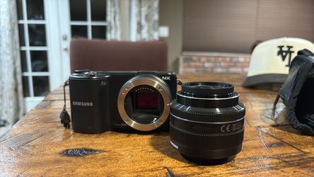 Samsung NX Mirrorless Camera with Lens