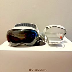 Apple Vision Pro 1TB, Solo Knit Band - M, Dual Loop Band - M, Light Seal - 21W