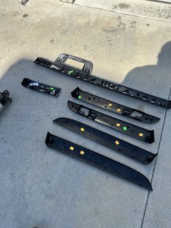 2003-2004 Mercury Marauder Front Bumper Cover w/ Fog Lights & Splash Guards