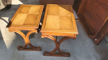 Set of 2 Traditional Wood End Tables / Side Tables