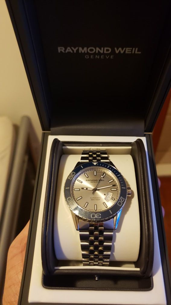 Raymond Weil freelancer Blue bezel silver dial 42 mm