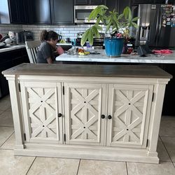 Entertainment center