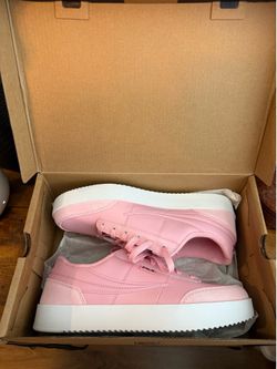 Brand New FILA Royalton Sneakers – Women’s Size 9 – Pink