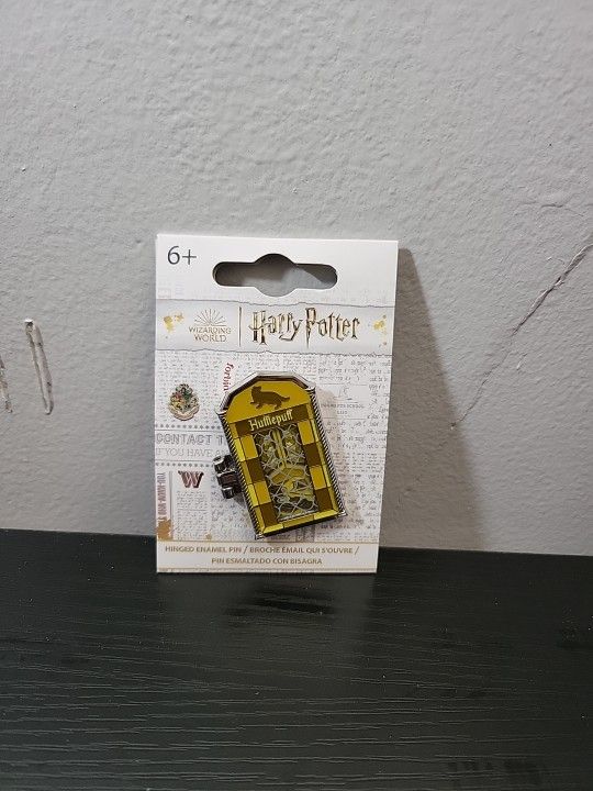 NWT Loungefly Harry Potter Hufflepuff Window Hinge Enamel Pin