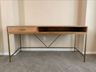 Computer and writing desk in great condition - no pet and non smoking