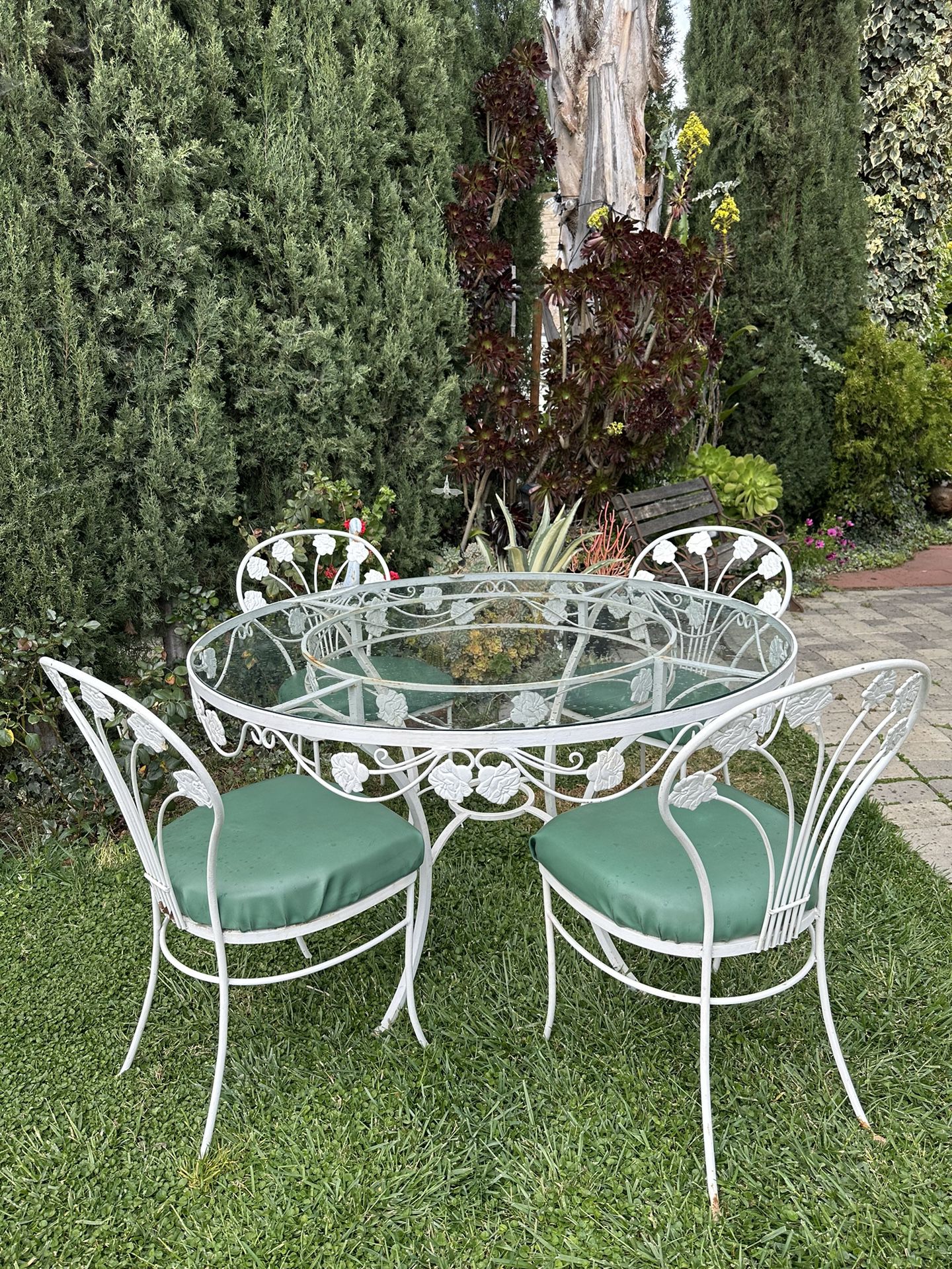 Vintage Russel Woodard Wrought Iron Patio Furniture Table Set. Delivery Available For Extra Fee. 