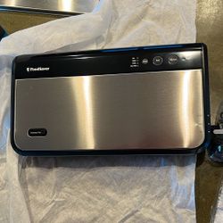 NEW FoodSaver FM2900 Vacuum Sealer With Box Of Sealing Bags! 