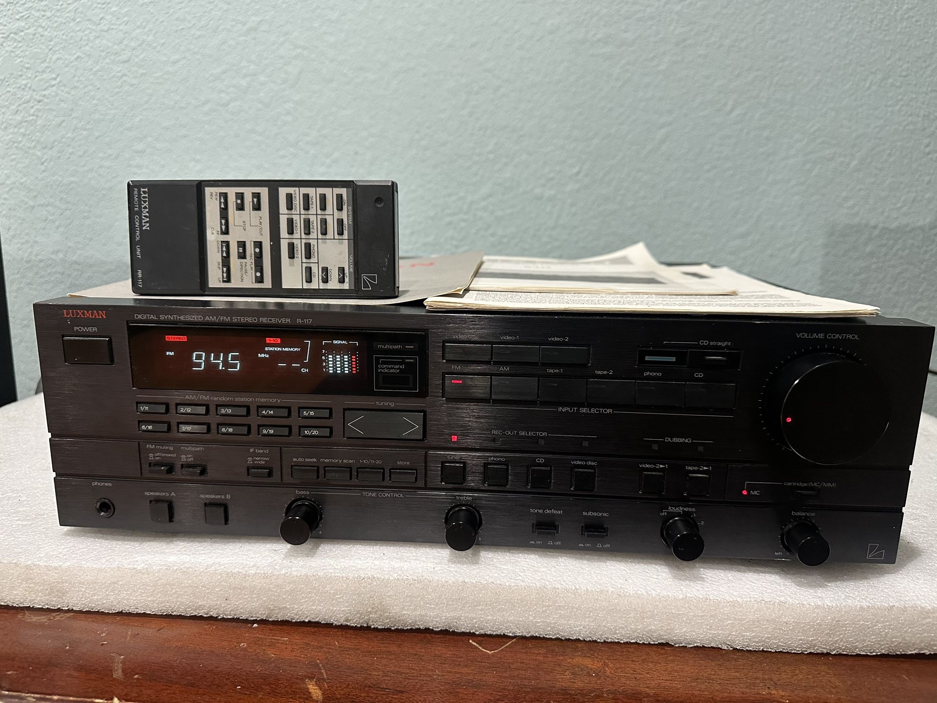 Luxman R-117 Digital Synthesized AM/FM Stereo Receiver . MADE IN JAPAN