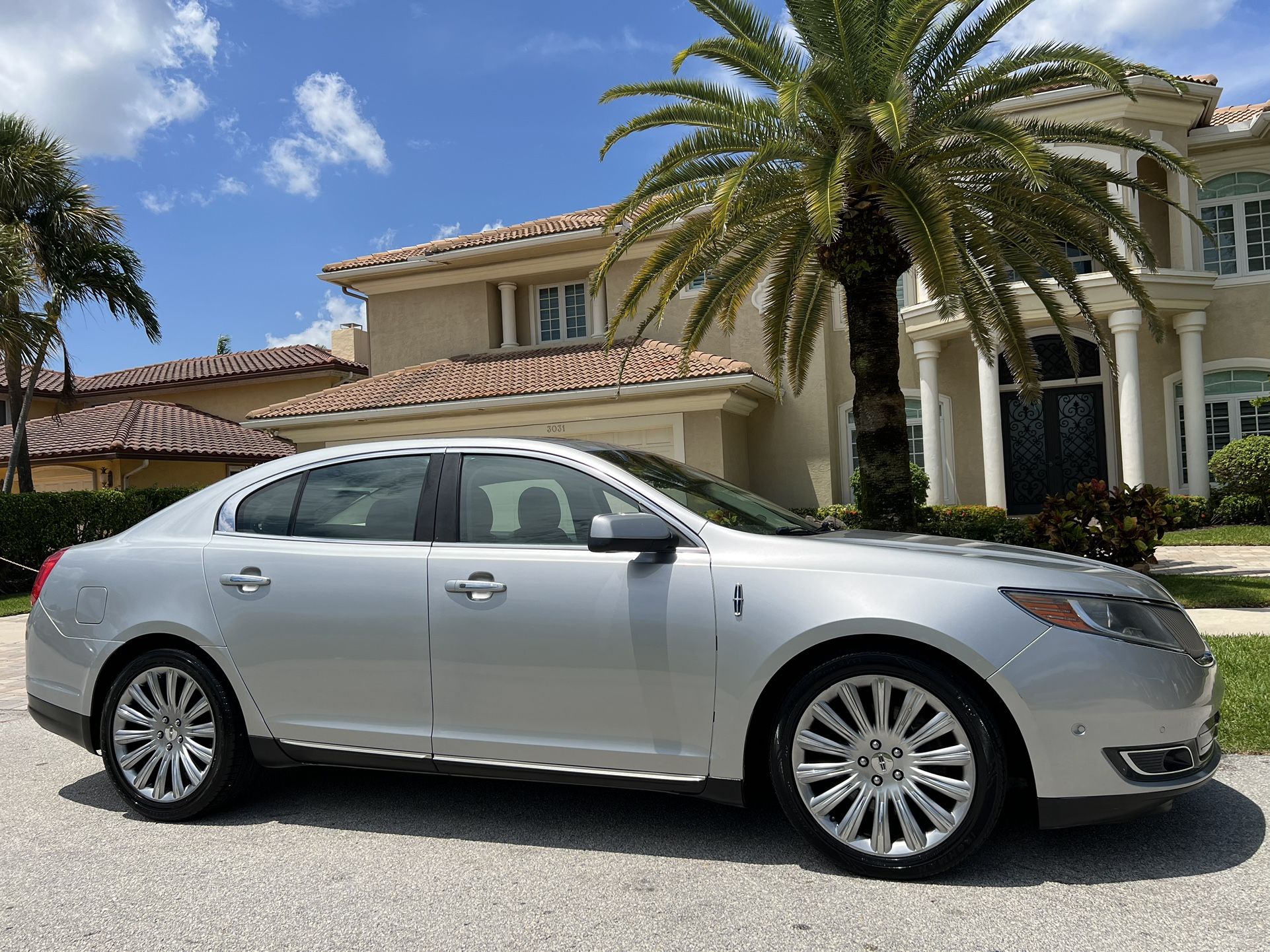 LINCOLN MKS SEDAN - GORGEOUS