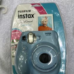 FujiFilm Instax Mini 7+ Light Blue Bundle + (10 Film Pack)