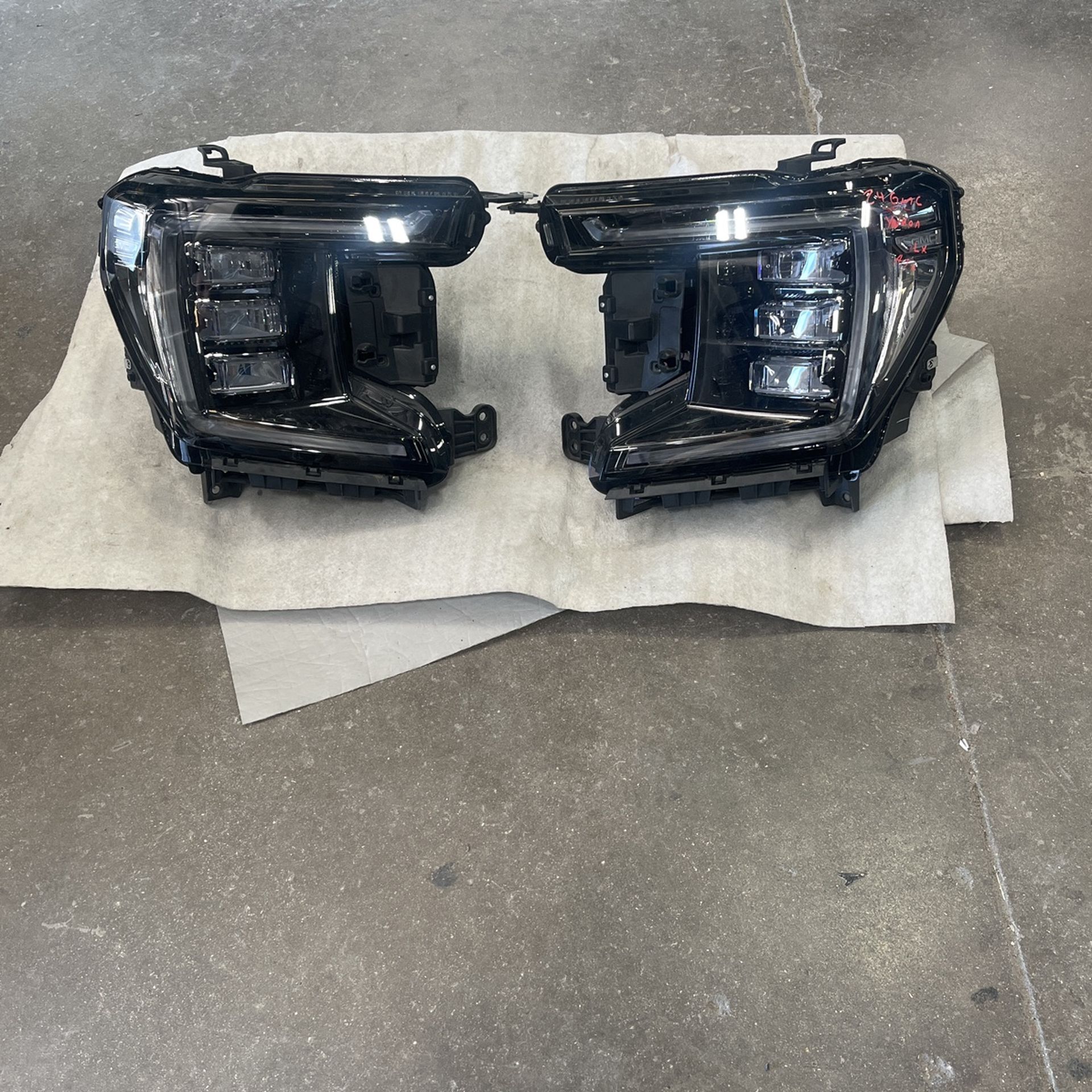 2021-2024 GMC YUKON XL AT4 FACTORY OEM RIGHT FULL AND LEFT HEADLIGHT