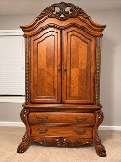 STUNNING SOLID WOOD ARMOIRE / ENTERTAINMENT CENTER MAKE AN OFFER